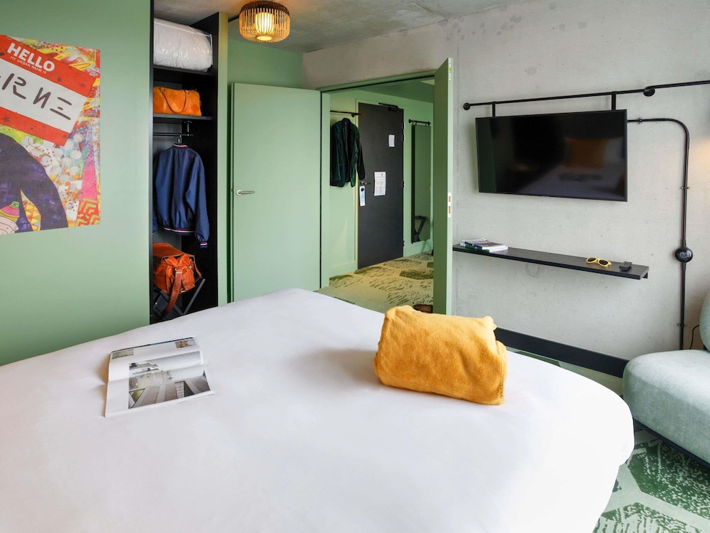 Habitación familiar con cama doble y sofá convertible en cama doble del hotel ibis Styles Amiens Centre. Foto 6