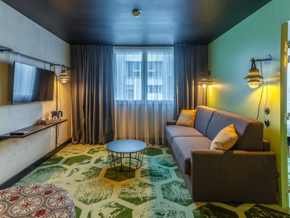 Habitación familiar con cama doble y sofá convertible en cama doble del hotel ibis Styles Amiens Centre. Foto 7