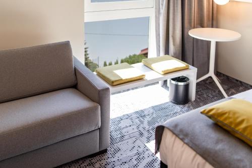 Habitación Familiar con 1 cama doble y 1 sofá cama del hotel ibis Tallinn Center. Foto 6
