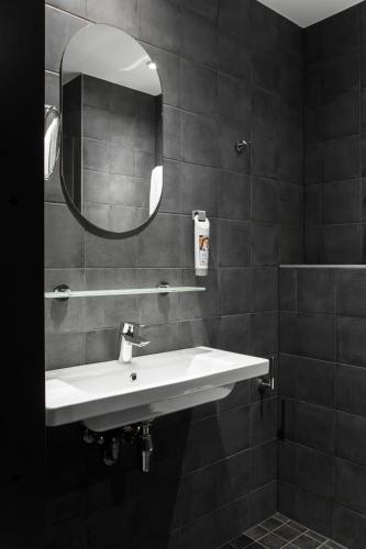 Habitación Doble Estándar del hotel ibis Tallinn Center. Foto 9