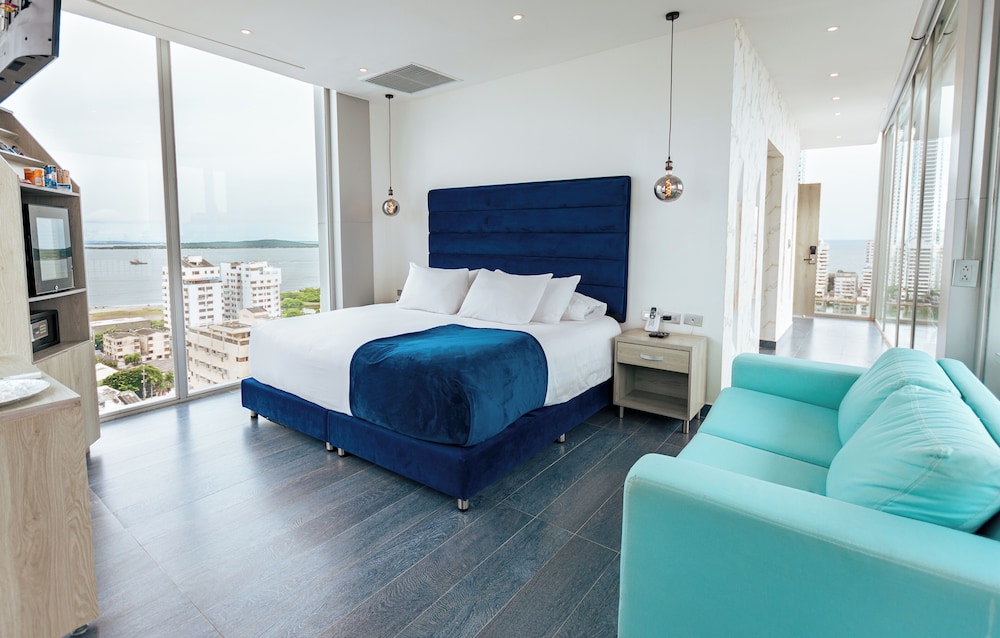 Suite superior, 1 cama de matrimonio grande, bañera de hidromasaje del hotel ZiOne Luxury Cartagena. Foto 9