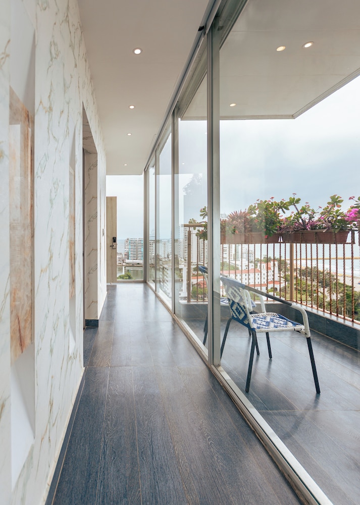 Suite superior, 1 cama de matrimonio grande, bañera de hidromasaje del hotel ZiOne Luxury Cartagena. Foto 12