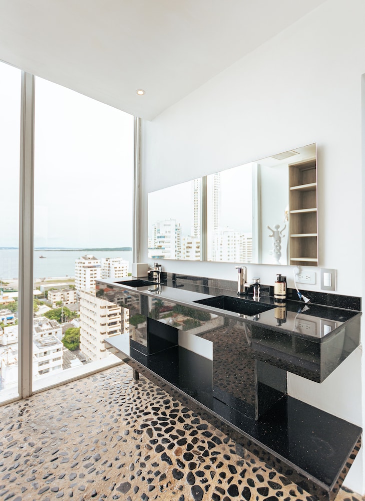Suite superior, 1 cama de matrimonio grande, bañera de hidromasaje del hotel ZiOne Luxury Cartagena. Foto 17