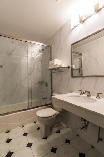 Habitación Estándar - 1 cama grande del hotel John Hotel. Foto 3