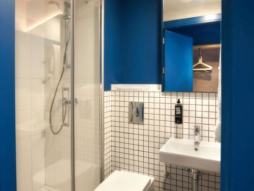 Habitación Doble Estándar con cama supletoria del hotel Ibis budget Vitoria Gasteiz. Foto 3