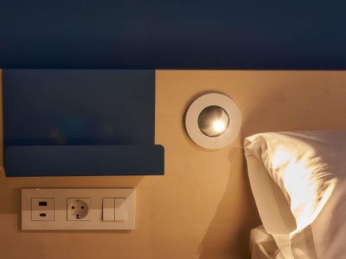 Habitación Doble Estándar con cama supletoria del hotel Ibis budget Vitoria Gasteiz. Foto 5