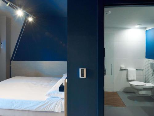 Habitación Doble Estándar con cama supletoria del hotel Ibis budget Vitoria Gasteiz. Foto 8