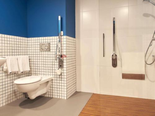 Habitación Doble Estándar con cama supletoria del hotel Ibis budget Vitoria Gasteiz. Foto 9