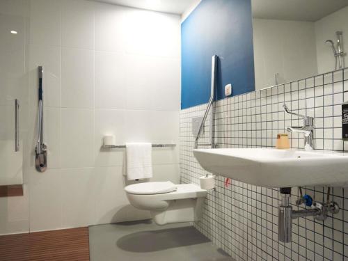 Habitación Doble Estándar con cama supletoria del hotel Ibis budget Vitoria Gasteiz. Foto 10
