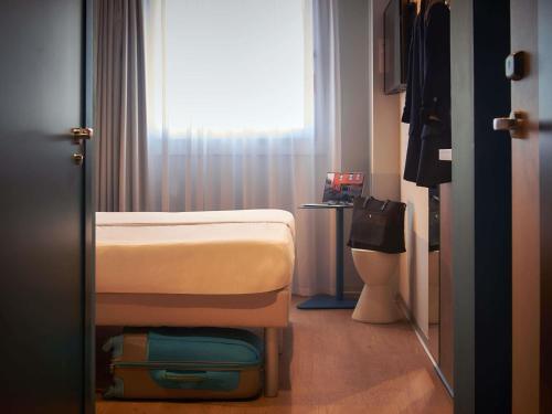 Habitación Doble Estándar - 2 camas del hotel Ibis budget Vitoria Gasteiz. Foto 8