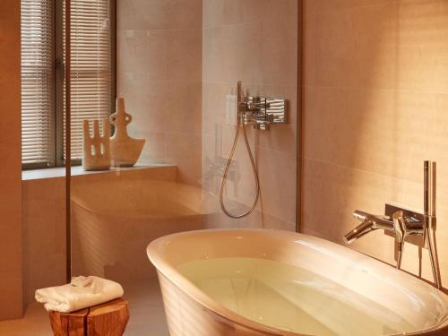 Junior Suite Corner del hotel Mondrian Bordeaux Les Carmes. Foto 1