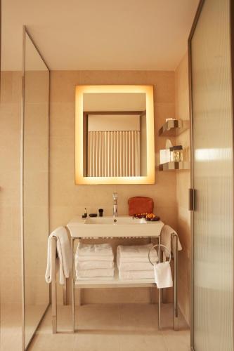 Junior Suite Corner del hotel Mondrian Bordeaux Les Carmes. Foto 4