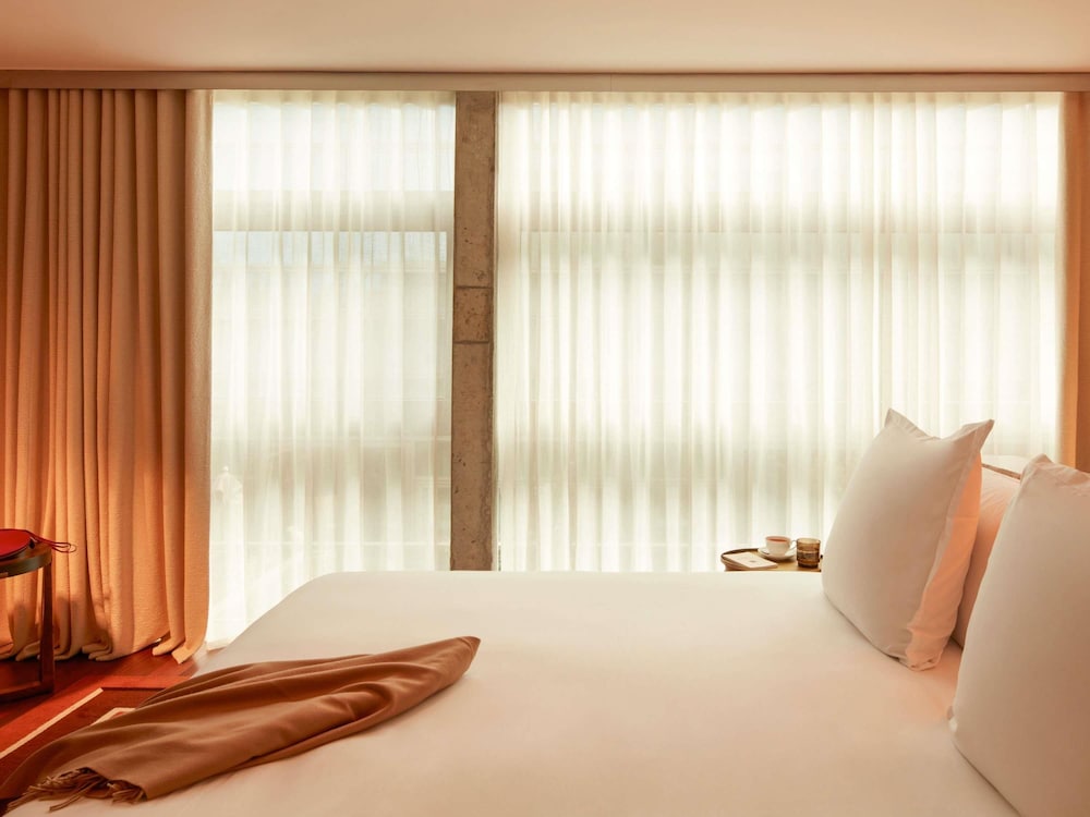 Suite 1 Cama king con salón Vista Patio del hotel Mondrian Bordeaux Les Carmes. Foto 4