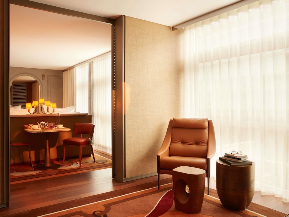 Suite 1 Cama king con salón Vista Patio del hotel Mondrian Bordeaux Les Carmes. Foto 5
