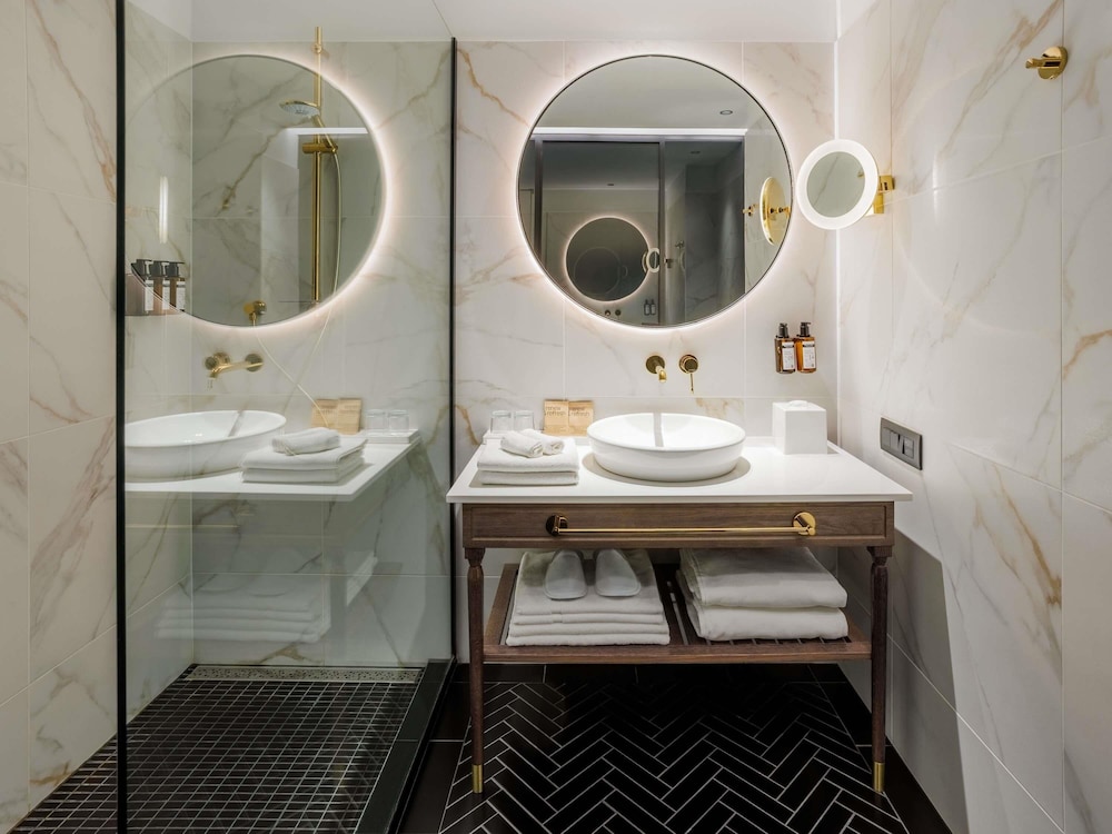 Habitación superior con 1 cama doble y balcón del hotel Mövenpick Tallinn. Foto 3