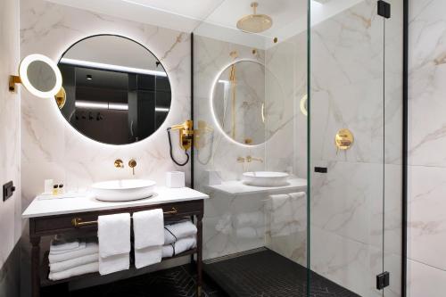 Habitación Deluxe con 1 cama doble del hotel Mövenpick Tallinn. Foto 5