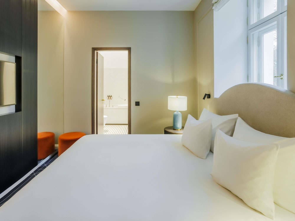 Suite Superior con 1 cama doble y balcón del hotel Mövenpick Tallinn. Foto 4