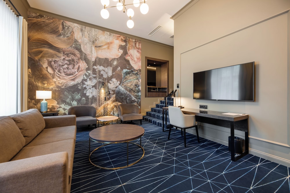 Suite Deluxe con 1 cama doble y balcón del hotel Mövenpick Tallinn. Foto 2