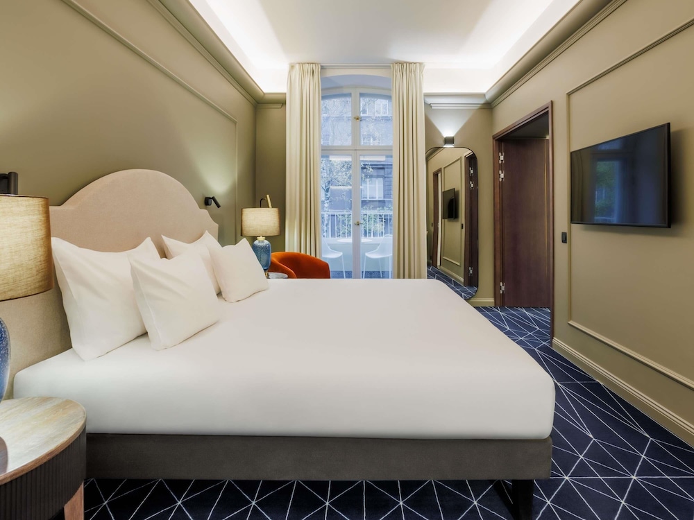 Suite Deluxe con 1 cama doble y balcón del hotel Mövenpick Tallinn. Foto 8