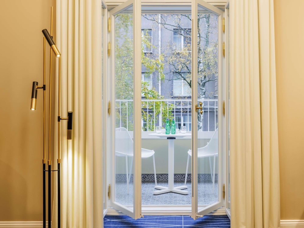Suite Deluxe con 1 cama doble y balcón del hotel Mövenpick Tallinn. Foto 10