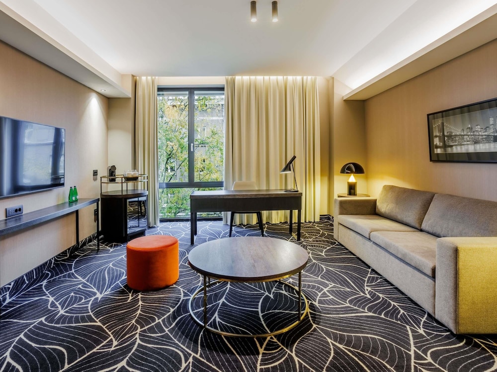 Suite Executive con 1 cama doble y balcón del hotel Mövenpick Tallinn. Foto 6