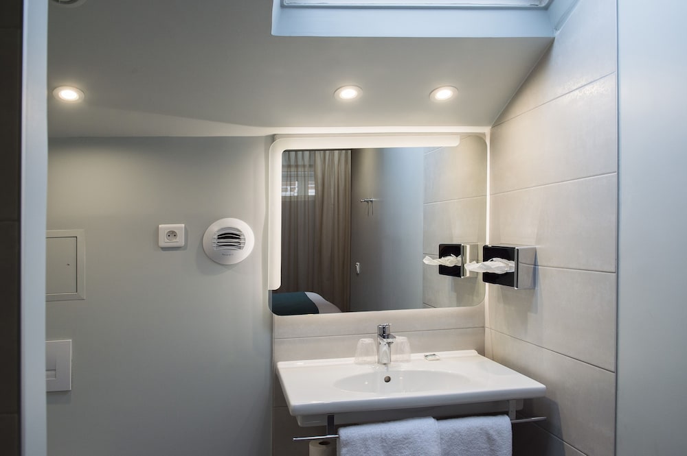 Habitación Clásica con 1 cama doble del hotel Mercure Paris Suresnes Longchamp. Foto 2