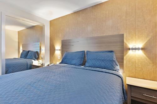 Habitación Deluxe con cama extragrande del hotel Casa Blanca Brooklyn. Foto 2