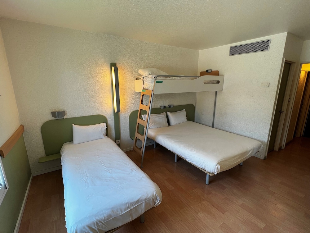 Habitación TRIPLE con una cama de gran tamaño y litera del hotel ibis budget Marseille Est Porte d'Aubagne. Foto 1