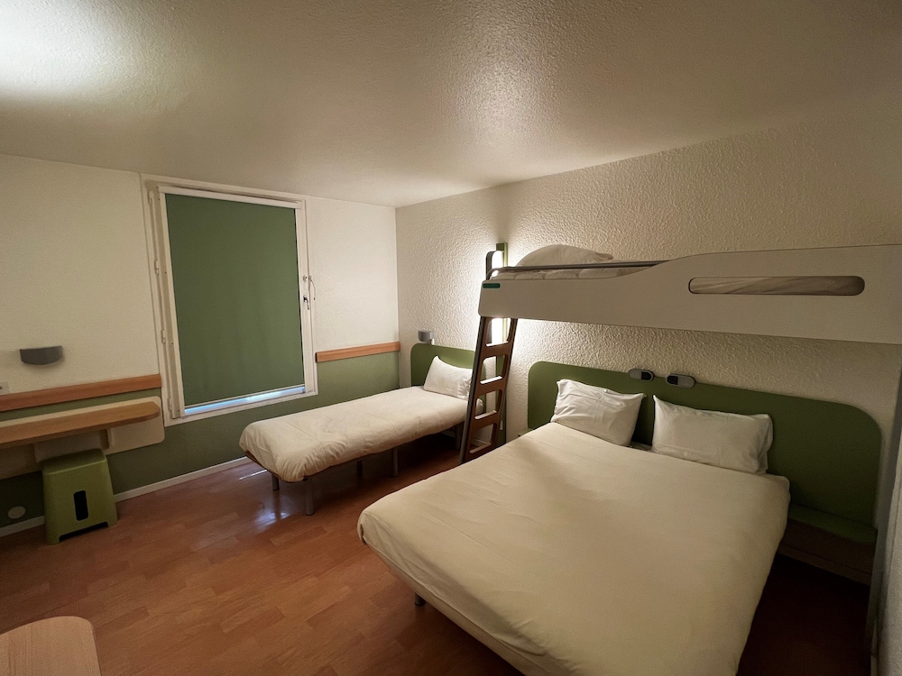Habitación TRIPLE con una cama de gran tamaño y litera del hotel ibis budget Marseille Est Porte d'Aubagne. Foto 2