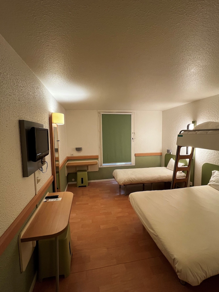 Habitación TRIPLE con una cama de gran tamaño y litera del hotel ibis budget Marseille Est Porte d'Aubagne. Foto 3