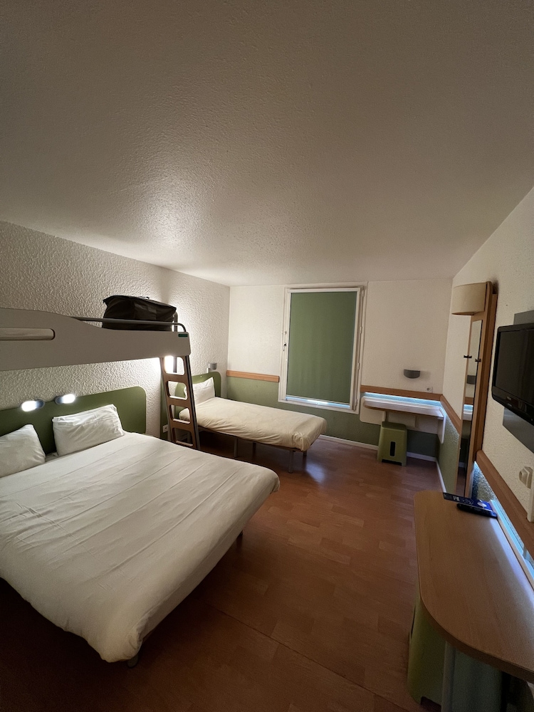 Habitación TRIPLE con una cama de gran tamaño y litera del hotel ibis budget Marseille Est Porte d'Aubagne. Foto 5