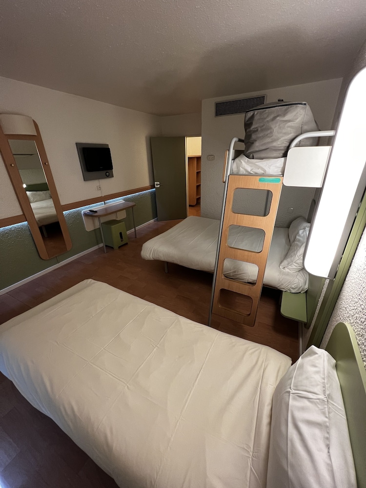 Habitación TRIPLE con una cama de gran tamaño y litera del hotel ibis budget Marseille Est Porte d'Aubagne. Foto 6
