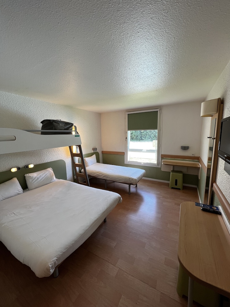 Habitación TRIPLE con una cama de gran tamaño y litera del hotel ibis budget Marseille Est Porte d'Aubagne. Foto 7