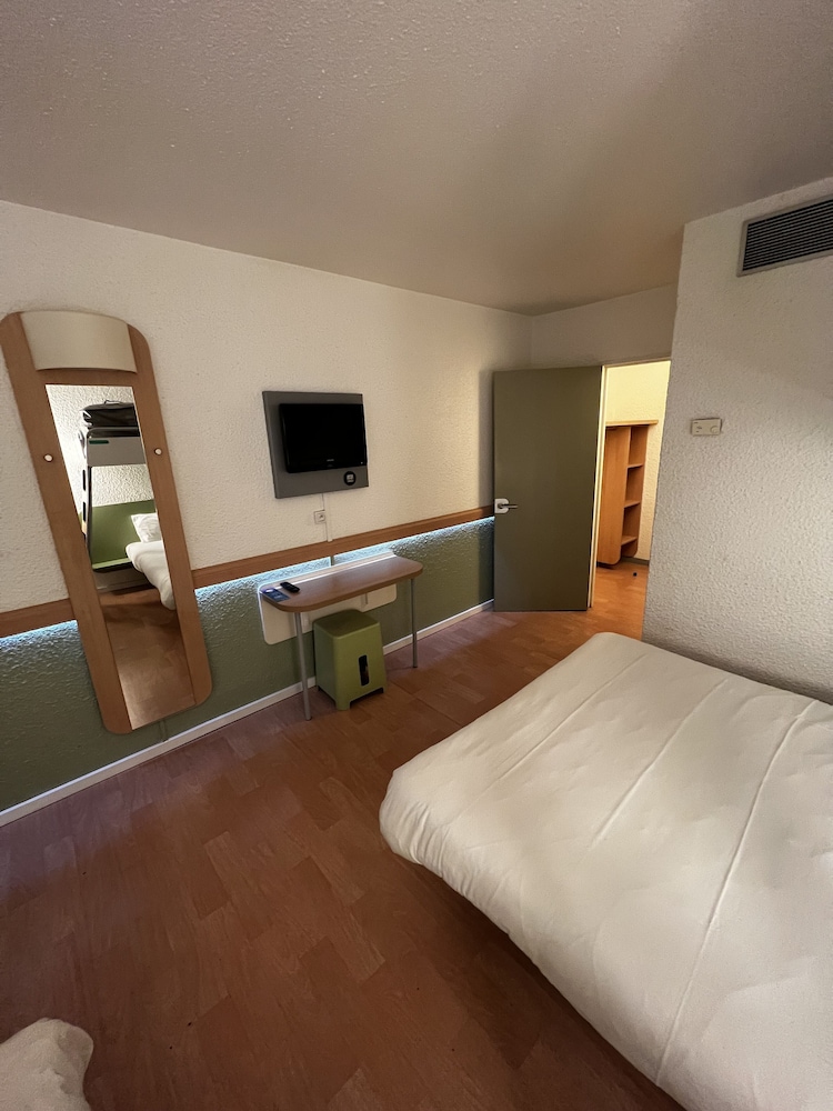 Habitación TRIPLE con una cama de gran tamaño y litera del hotel ibis budget Marseille Est Porte d'Aubagne. Foto 8