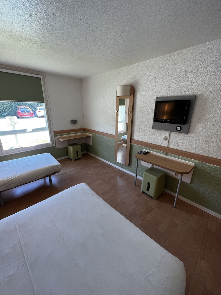 Habitación TRIPLE con una cama de gran tamaño y litera del hotel ibis budget Marseille Est Porte d'Aubagne. Foto 9