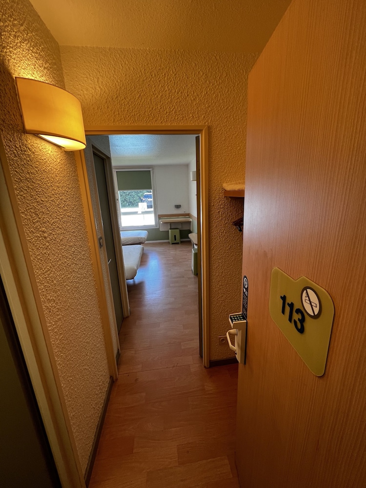 Habitación TRIPLE con una cama de gran tamaño y litera del hotel ibis budget Marseille Est Porte d'Aubagne. Foto 10