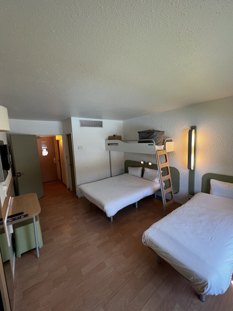 Habitación TRIPLE con una cama de gran tamaño y litera del hotel ibis budget Marseille Est Porte d'Aubagne. Foto 11