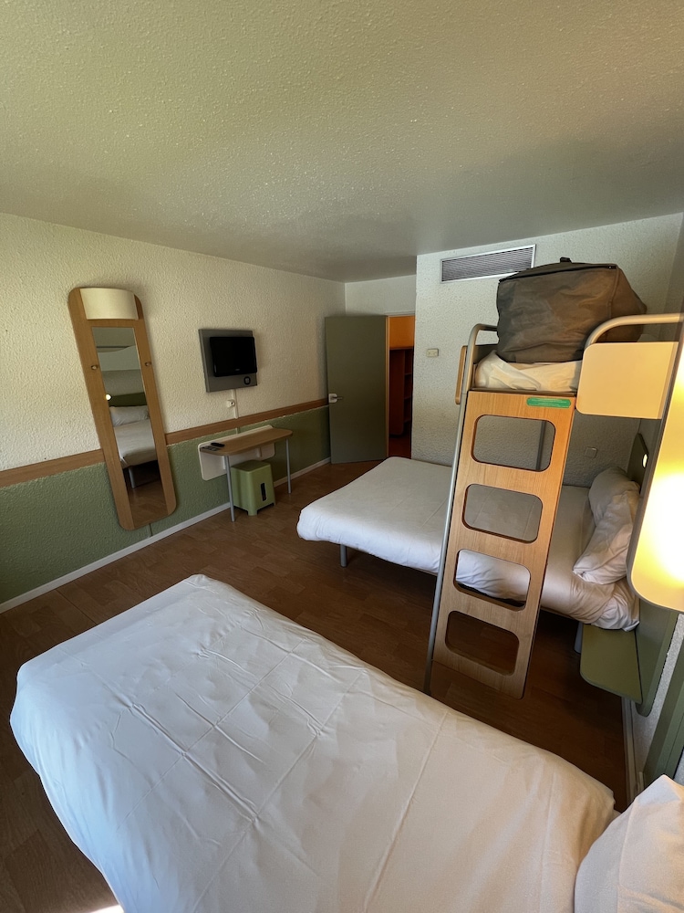 Habitación TRIPLE con una cama de gran tamaño y litera del hotel ibis budget Marseille Est Porte d'Aubagne. Foto 12