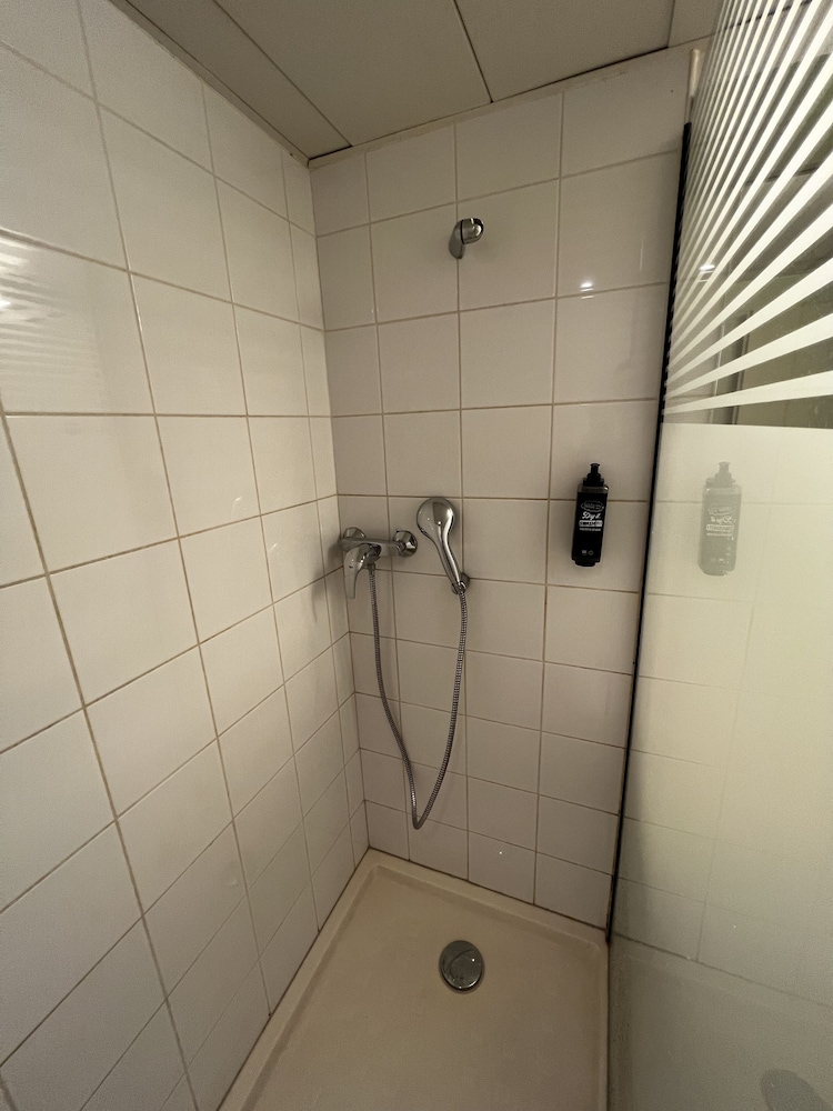 Habitación TRIPLE con una cama de gran tamaño y litera del hotel ibis budget Marseille Est Porte d'Aubagne. Foto 13