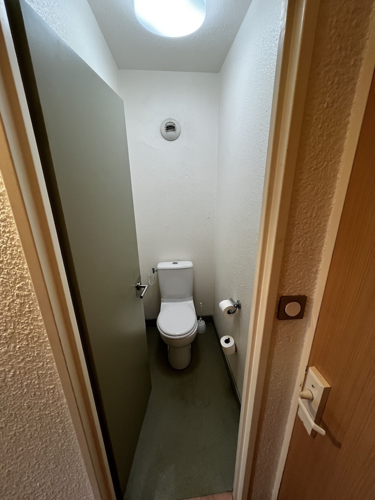 Habitación TRIPLE con una cama de gran tamaño y litera del hotel ibis budget Marseille Est Porte d'Aubagne. Foto 14