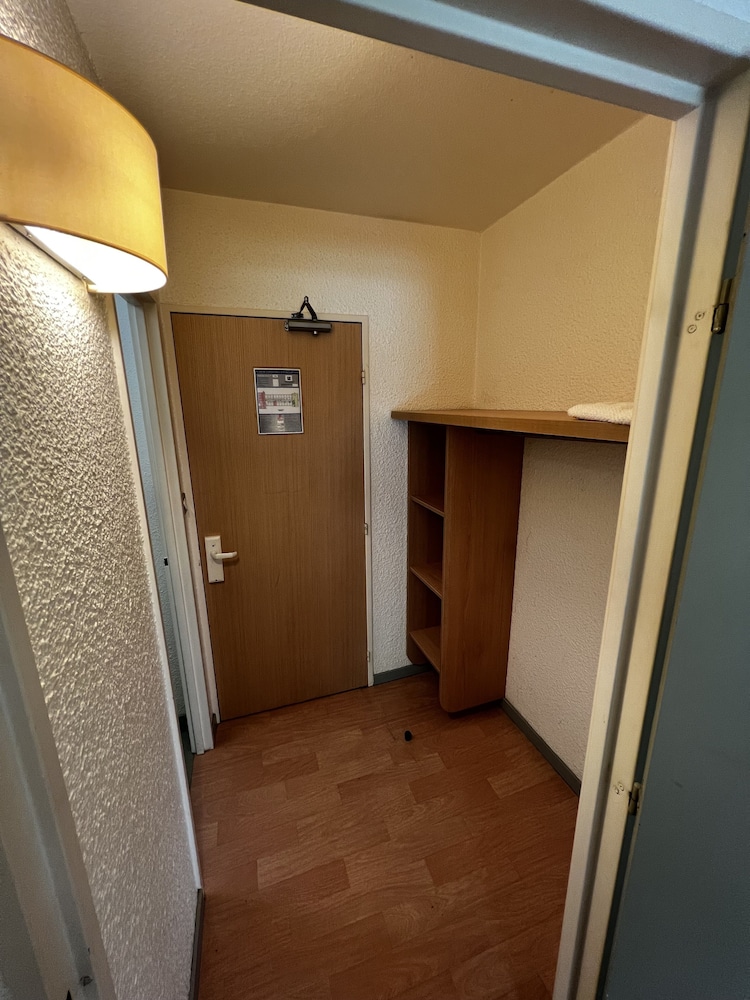 Habitación TRIPLE con una cama de gran tamaño y litera del hotel ibis budget Marseille Est Porte d'Aubagne. Foto 15