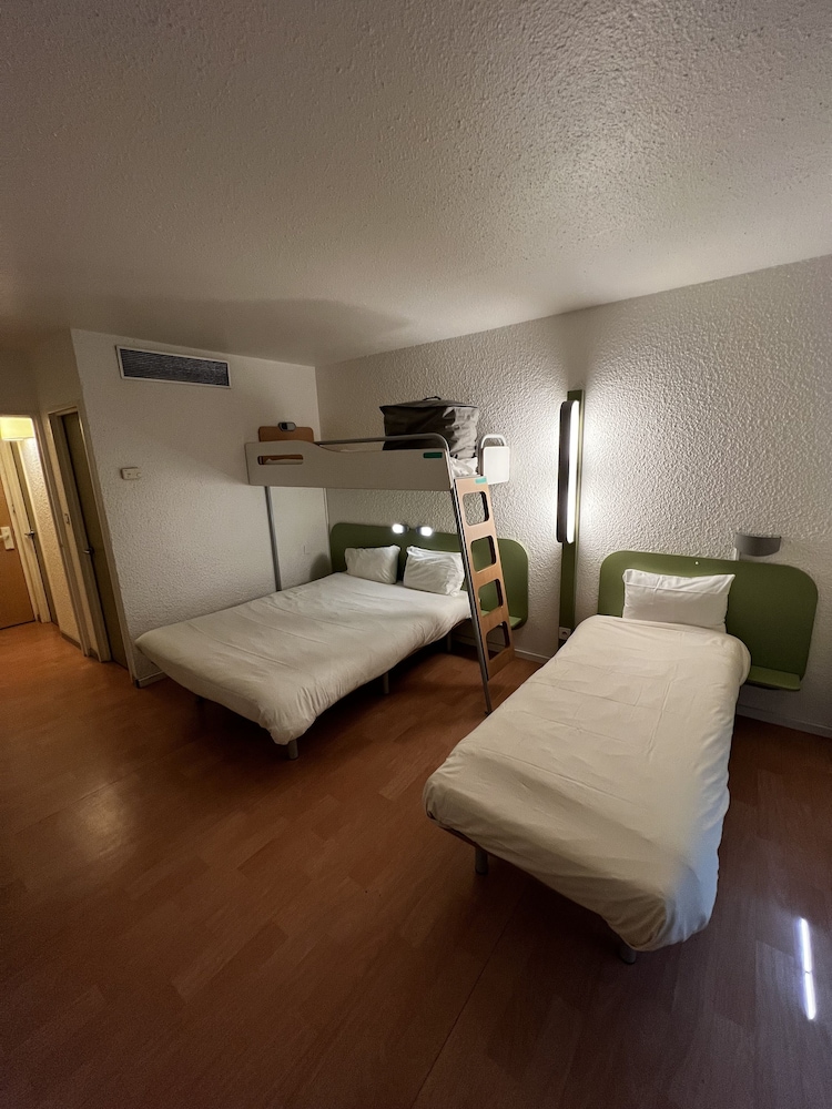 Habitación TRIPLE con una cama de gran tamaño y litera del hotel ibis budget Marseille Est Porte d'Aubagne. Foto 16