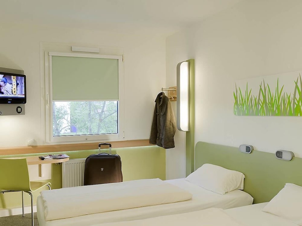Habitación TRIPLE con una cama de gran tamaño y litera del hotel ibis budget Marseille Est Porte d'Aubagne. Foto 18