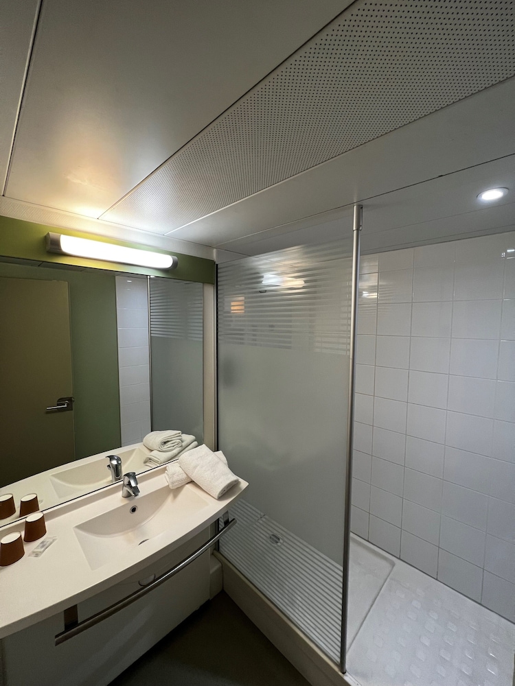 Habitación TRIPLE con una cama de gran tamaño y litera del hotel ibis budget Marseille Est Porte d'Aubagne. Foto 20
