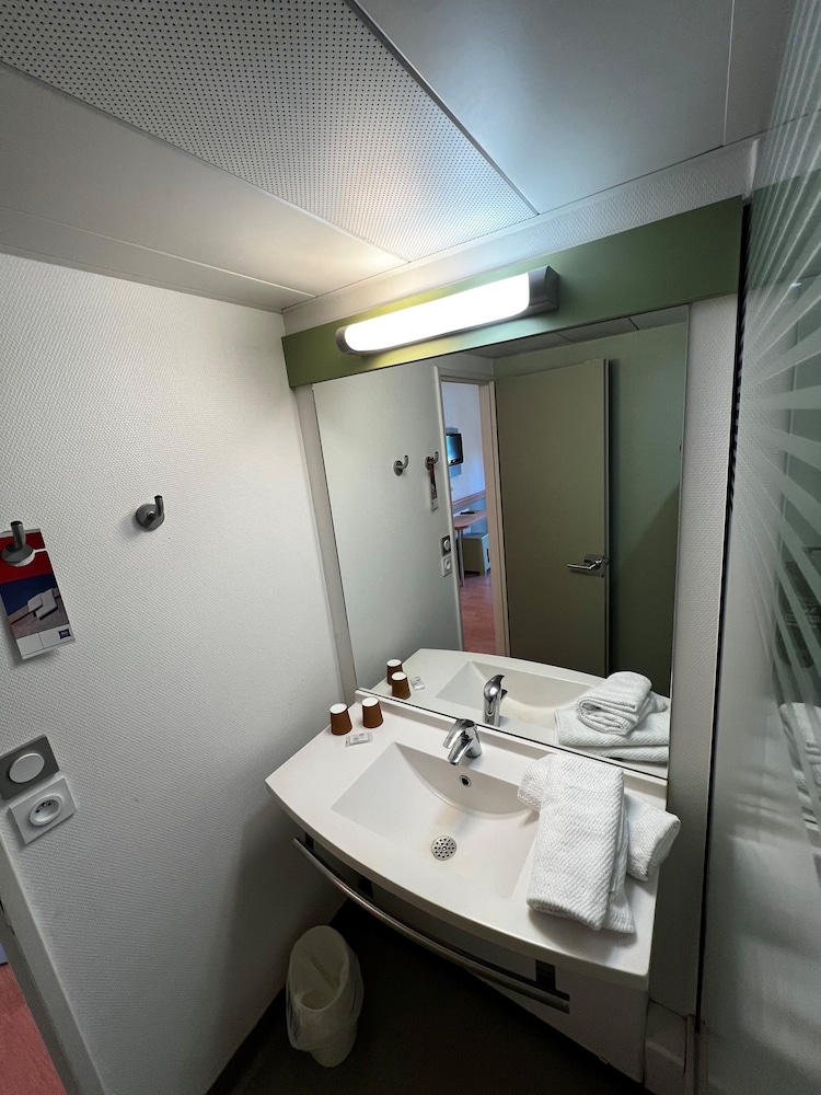 Habitación TRIPLE con una cama de gran tamaño y litera del hotel ibis budget Marseille Est Porte d'Aubagne. Foto 21