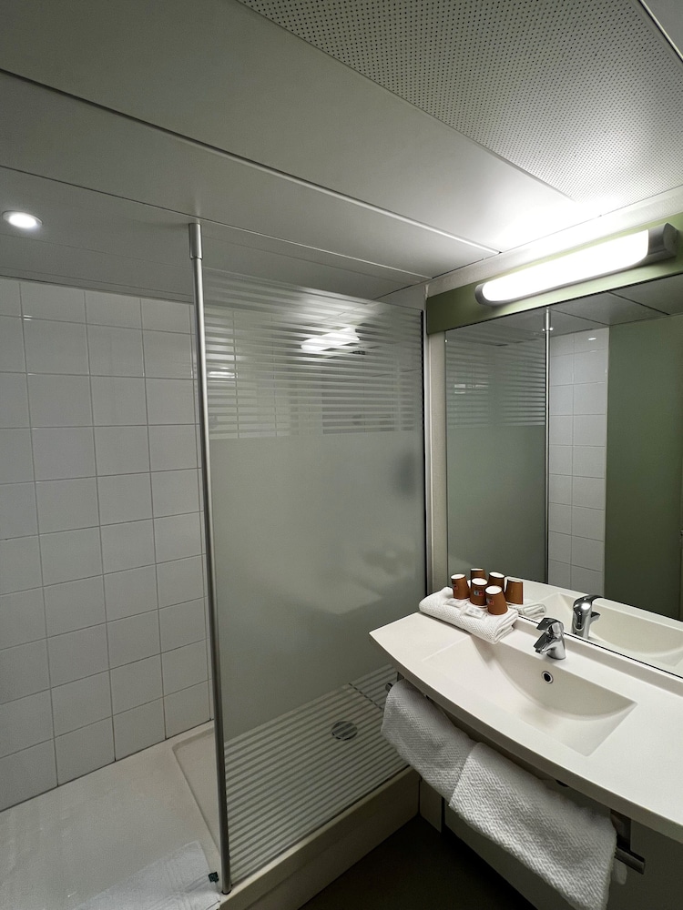 Habitación TRIPLE con una cama de gran tamaño y litera del hotel ibis budget Marseille Est Porte d'Aubagne. Foto 22