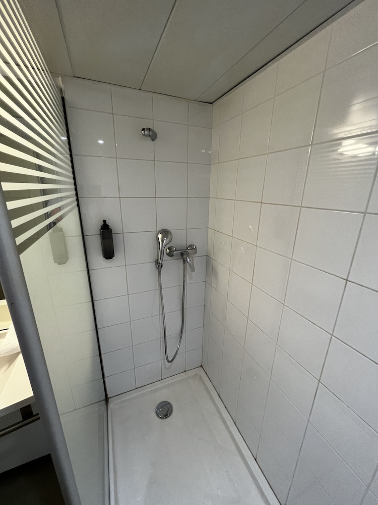 Habitación TRIPLE con una cama de gran tamaño y litera del hotel ibis budget Marseille Est Porte d'Aubagne. Foto 23