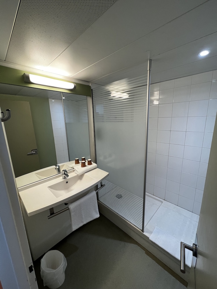 Habitación TRIPLE con una cama de gran tamaño y litera del hotel ibis budget Marseille Est Porte d'Aubagne. Foto 24