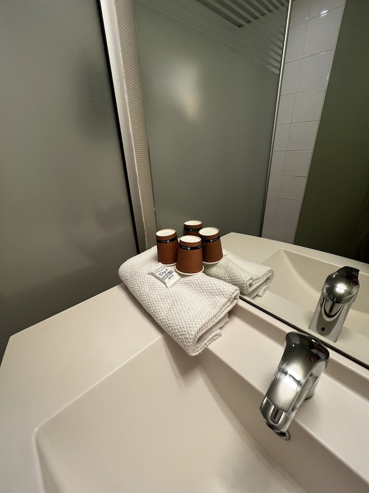 Habitación TRIPLE con una cama de gran tamaño y litera del hotel ibis budget Marseille Est Porte d'Aubagne. Foto 25