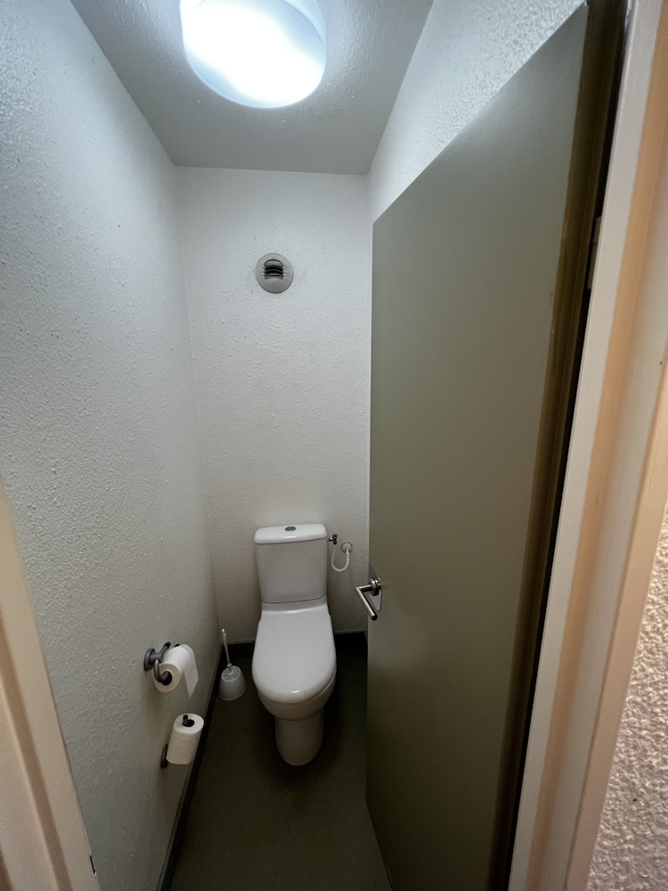 Habitación TRIPLE con una cama de gran tamaño y litera del hotel ibis budget Marseille Est Porte d'Aubagne. Foto 26